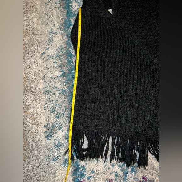 G. H. Bass & Co. vintage charcoal/black poncho/cape. - Picture 8 of 8